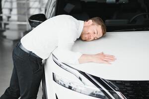 homme adulte client Masculin acheteur client choisit auto veut à acheter Nouveau voiture toucher vérifier voiture dans salle d'exposition véhicule salon concession boutique moteur spectacle intérieur. Ventes concept photo