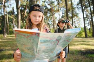 fille scout friture guimauves sur Feu à le les bois. photo