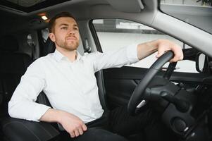 homme achat une voiture à une salle d'exposition photo