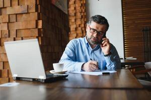 homme en utilisant portable dans café bar photo