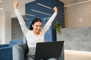 génial nouvelles. gagner, succès. photo de fou content positif femme gagnant bien ambiance la victoire travail à l'intérieur