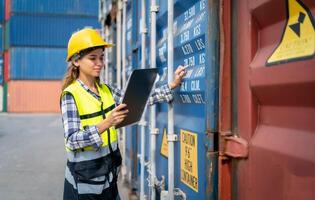 les femmes ingénieures portent des EPI vérifiant le stockage des conteneurs avec un fond de conteneur de fret au coucher du soleil. logistique globale d'importation ou d'exportation concept industriel d'expédition. photo