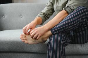 homme jambes avoir symptômes qui démange pieds causé par champignons. photo