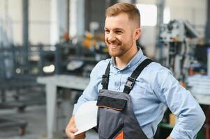 usine ouvrier. homme travail sur le production doubler. photo