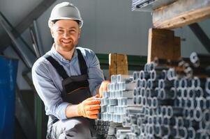 usine ouvrier. homme travail sur le production doubler. photo