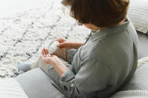 Sénior Dame traitement de démence, douleur, infection, personnes âgées mental maladie, soulager ménopause, anxiété symptômes. mains de femme en portant tube et du quotidien dose de pilules. soins de santé concept. photo