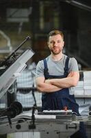 usine ouvrier. homme travail sur le production doubler. photo