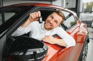 Beau homme d'affaire conduite voiture avant achat photo