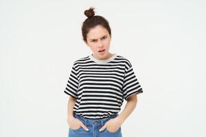 image de femme à la recherche avec arrogant, frustré affronter, renfrogné et regarder à vous avec dérangé menaçant expression, permanent plus de blanc Contexte photo