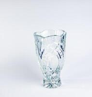 vide cristal vase sur blanc Contexte. le vase a été fabriqué dans le milieu du 20ème siècle. photo