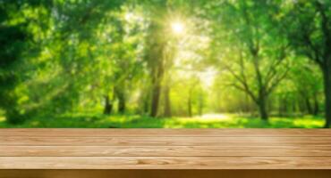 marron bois table dans vert brouiller la nature Contexte. photo