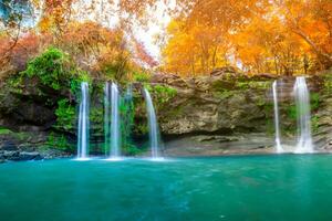 incroyable dans nature, magnifique cascade à coloré l'automne forêt dans tomber saison photo