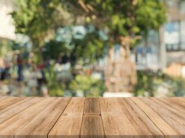 en bois planche vide table Haut sur de flou Contexte. la perspective marron bois table plus de brouiller dans café magasin Contexte - pouvez être utilisé moquer en haut pour montage des produits afficher ou conception clé visuel mise en page. photo