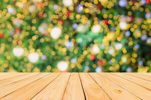 dessus de table en bois vide avec arbre de noël flou abstrait avec fond clair bokeh de décoration pour l'affichage du produit photo