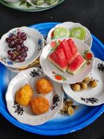 traditionnel indonésien culinaire délices, traditionnel collations et pastèque, duku fruit et les raisins. photo