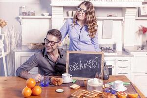 Jeune couple spectacles une planche avec petit déjeuner invitation photo