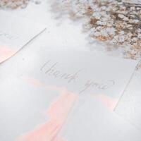 mariage invitation sur le table avec une bouquet de blanc des roses et une bleu ruban. mariage invitation maquette avec sec fleurs sur blanc en bois Contexte photo