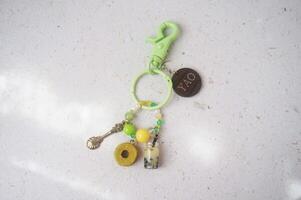 vieux ancien clé chaîne avec une lot de mignonne accessoires fabriqué de miniature argile et résine photo