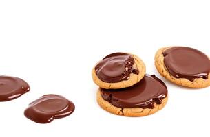 ai généré Chocolat versé sur biscuits isolé sur blanc Contexte photo