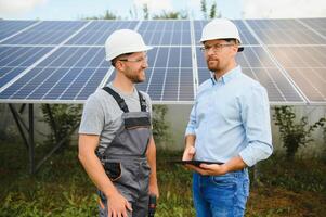 ingénieur et homme d'affaire rabotage Nouveau écologie projet. autour solaire panneau photo