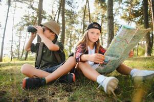 des gamins dans vert forêt jouer,concept de des gamins les vacances et Voyage photo