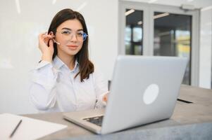 amical Jeune femme derrière le accueil bureau administrateur photo