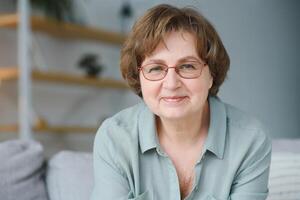 portrait de Sénior femme à maison. photo