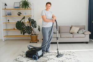 âge moyen femme nettoyage Nouveau appartement. photo
