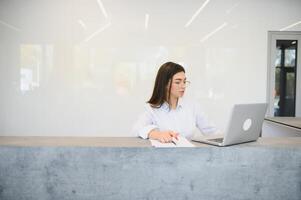 amical Jeune femme derrière le accueil bureau administrateur photo