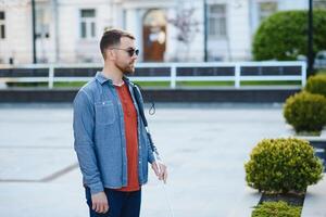 aveugle homme en marchant sur trottoir en portant bâton photo