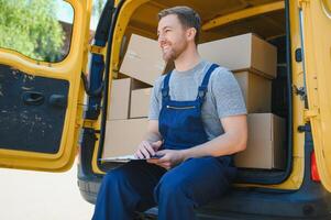 livraison un service employé. portrait de homme travail dans livraison un service photo