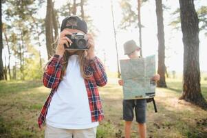 fille scout friture guimauves sur Feu à le les bois. photo