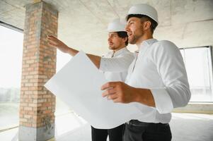 deux Jeune homme architecte sur une bâtiment construction site photo