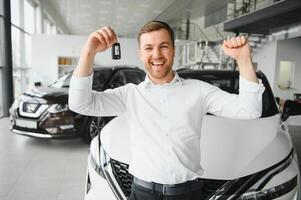 homme adulte client Masculin acheteur client choisit auto veut à acheter Nouveau voiture toucher vérifier voiture dans salle d'exposition véhicule salon concession boutique moteur spectacle intérieur. Ventes concept photo