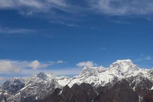 neige sur le Montagne de pointe dans auli ukkarakhand Inde photo