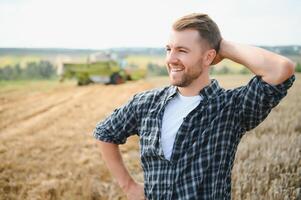 agriculteur permanent dans blé champ à récolte photo