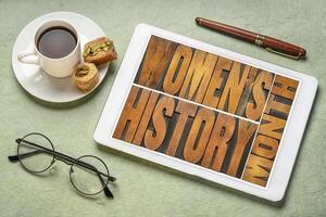 femmes histoire mois - mot abstrait dans ancien bois type sur une numérique tablette, contributions de femmes à événements dans histoire et contemporain société photo