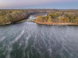 Aube plus de le Tennessee rivière près Colbert traversier parc, natchez trace promenade - en retard novembre aérien vue photo