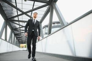 portrait de un Beau homme d'affaire dans un Urbain réglage photo