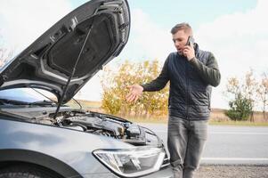 homme vérification le sien cassé vers le bas voiture photo