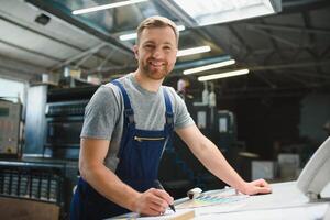 ouvrier dans usine sur le machine photo