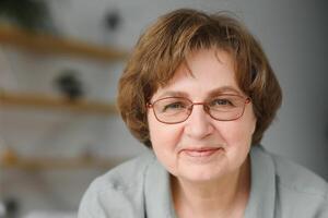 portrait de Sénior femme à maison. photo