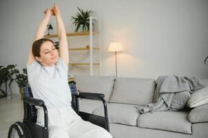 brunette femme travail en dehors sur fauteuil roulant à Accueil photo