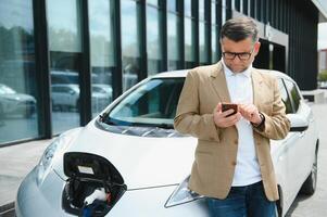 Beau homme en utilisant téléphone tandis que voiture étant accusé photo