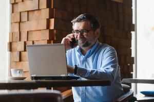 homme en utilisant portable dans café bar photo