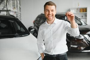 homme adulte client Masculin acheteur client choisit auto veut à acheter Nouveau voiture toucher vérifier voiture dans salle d'exposition véhicule salon concession boutique moteur spectacle intérieur. Ventes concept photo