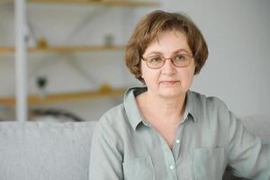 portrait de une souriant personnes âgées femme. photo