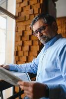 journal dans le Matin. Sénior homme d'affaire à le sien Bureau équitation journaux. photo