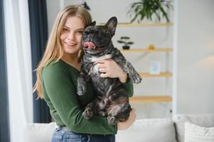 Jeune femme avec sa chien à maison. charmant animal de compagnie photo