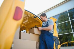 courrier un service pour le livraison de marchandises. Express un service une homme dans une uniforme livre des boites. le employé porte le commande Accueil à le client. photo